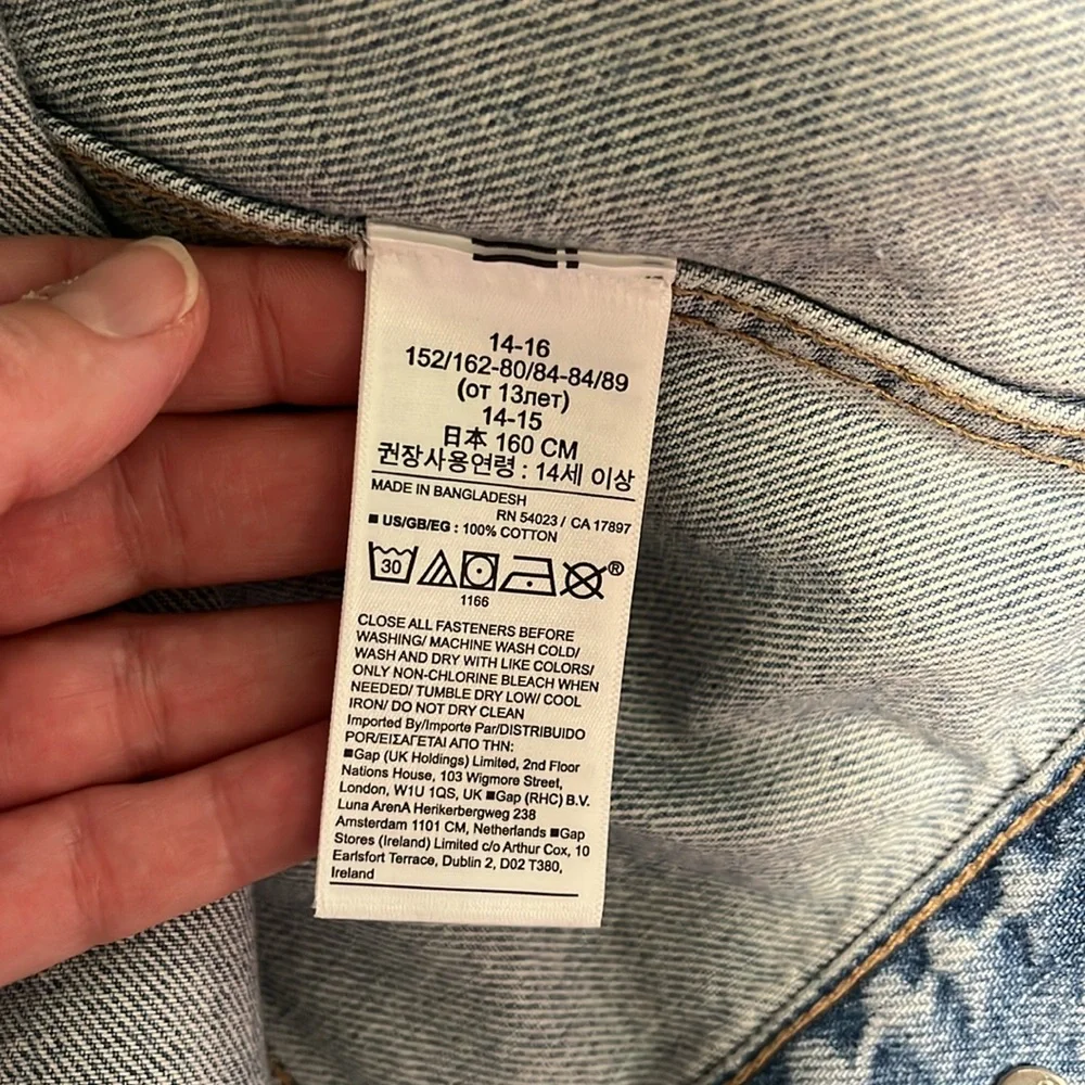 Like NEW! Gap teen oversized light wash  jean jacket size small (14-16 teen )